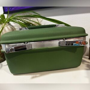 Vintage Samsonite Hard-sided olive green travel train case